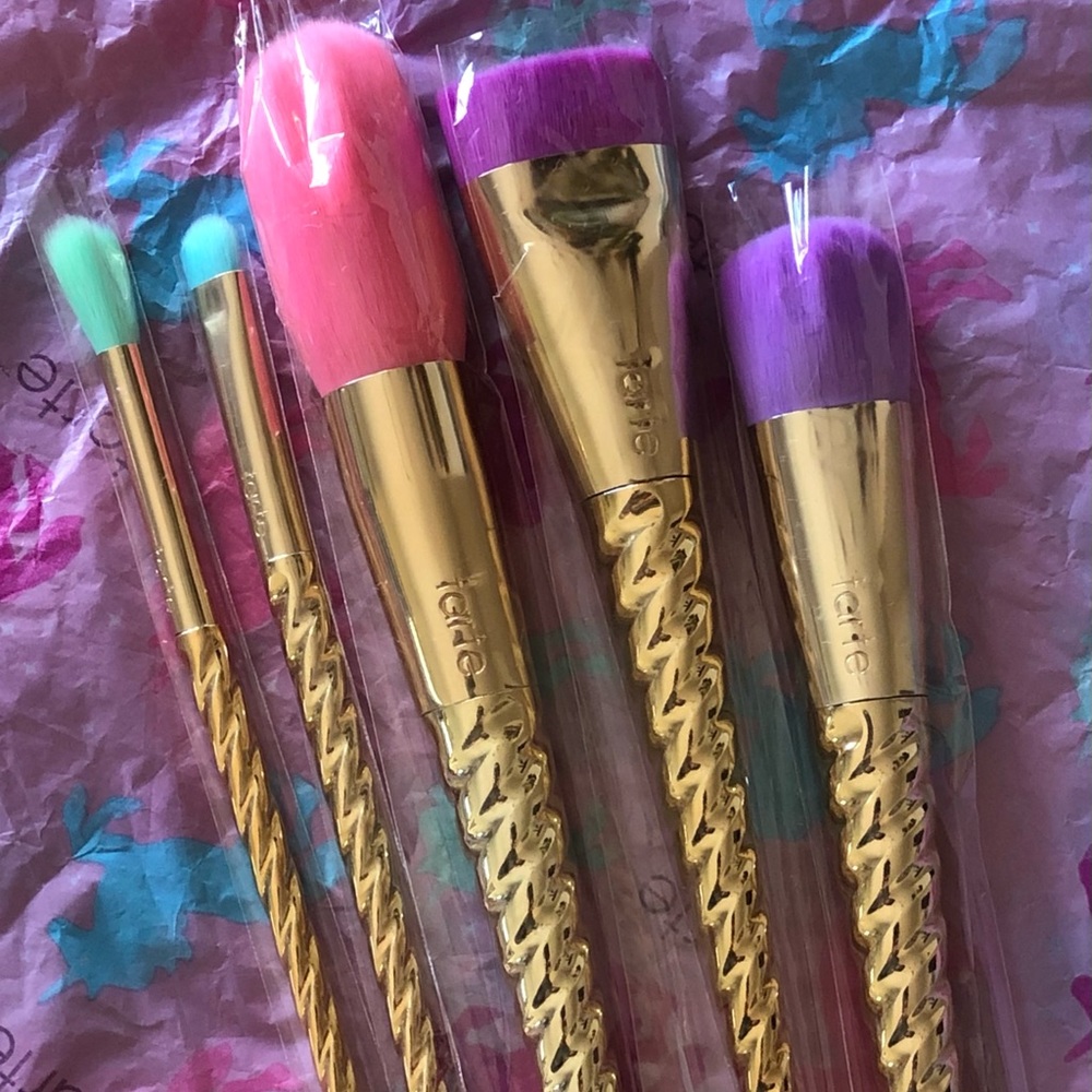 ATTENTION 👛🛼🎀💗Barbie Girls!!! Brand new limited edition Tarte 🦄 brush sets